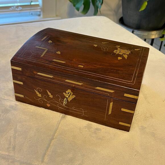 Vintage Beautiful Wooden Jewelry Box with Brass Inlay - 10” x 7” x 4.5” - Picture 6 of 11